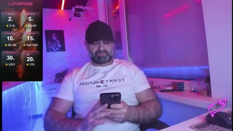 Snapshot of magabear chatting on 12-18-25, 04:35 Magabear online show from 12-18-25, 04:35