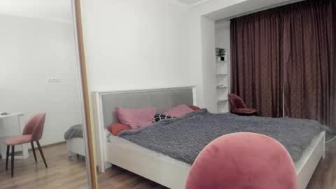 Snapshot of maggie_small chatting on 10-17-25, 07:16 maggie_small online show from 10-17-25, 07:16