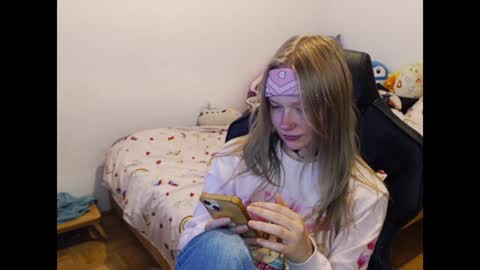 Snapshot of maggieswaggy chatting on 12-12-24, 07:04 Magdalene Swaggy online show from 12-12-24, 07:04