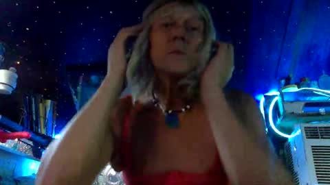 Snapshot of magic_bus_adventures chatting on 08-02-26, 03:16 Gaia Love online show from 08-02-26, 03:16