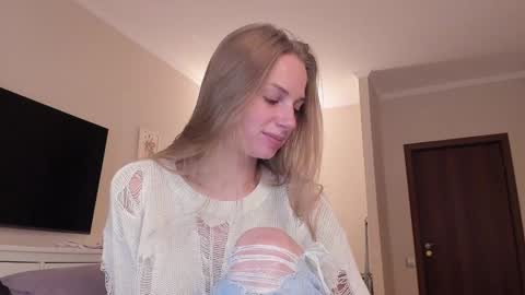 Snapshot of magic_couple13 chatting on 12-03-24, 11:33 Alice  online show from 12-03-24, 11:33