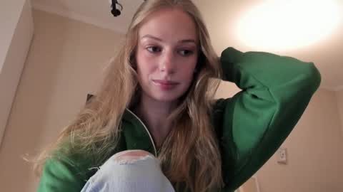 Snapshot of magic_couple13 chatting on 01-24-25, 01:14 Alice  online show from 01-24-25, 01:14