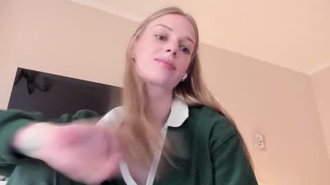 Snapshot of magic_couple13 chatting on 03-04-25, 12:33 Alice  online show from 03-04-25, 12:33