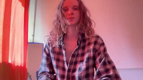 Snapshot of magic_mini_moon chatting on 09-19-25, 09:32 Mikky or Moon online show from 09-19-25, 09:32