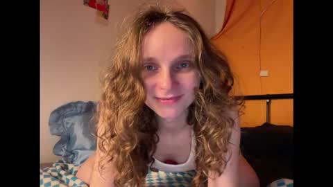 Snapshot of magic_mini_moon chatting on 09-20-25, 06:31 Mikky or Moon online show from 09-20-25, 06:31