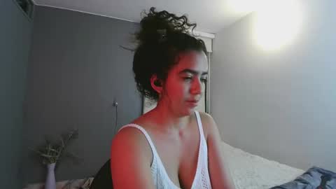 Snapshot of maithe_perroni chatting on 03-08-25, 01:06   Lauu online show from 03-08-25, 01:06