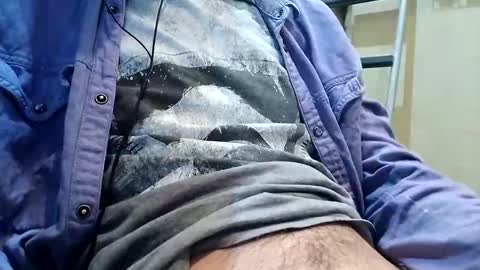 Snapshot of makukabig chatting on 10-15-25, 02:17 makukabig online show from 10-15-25, 02:17