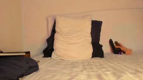 Laura online show from 03-12-25, 07:49