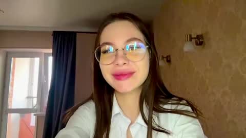 Snapshot of malisacorpeno chatting on 06-03-26, 12:08 Phoebe online show from 06-03-26, 12:08