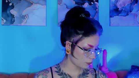 Snapshot of mamushka_ chatting on 11-19-25, 05:02 online show from 11-19-25, 05:02