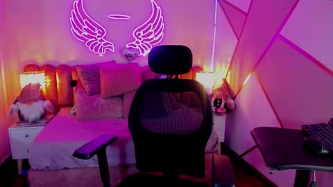 Snapshot of mamushka_ chatting on 12-20-25, 07:32 online show from 12-20-25, 07:32