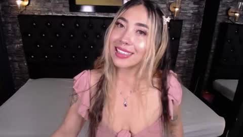 Manuela  online show from 11-06-25, 04:13