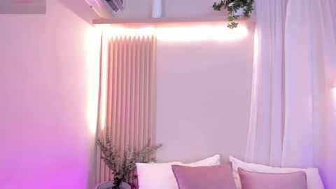 Snapshot of mara_brooks chatting on 12-15-25, 01:10 Mara online show from 12-15-25, 01:10