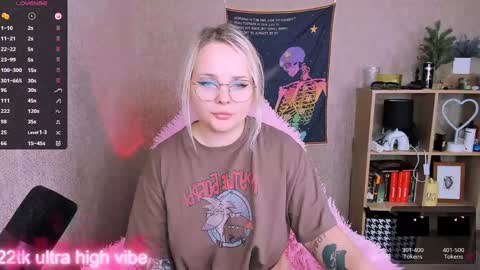 Snapshot of marcelinepeach chatting on 02-02-25, 08:08 Sara online show from 02-02-25, 08:08