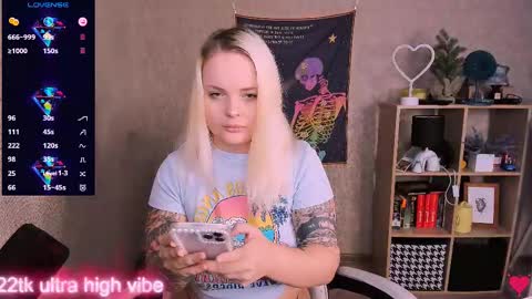 Snapshot of marcelinepeach chatting on 02-12-25, 07:55 Sara online show from 02-12-25, 07:55