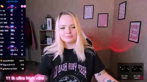 Snapshot of marcelinepeach chatting on 02-22-25, 02:41 Sara online show from 02-22-25, 02:41