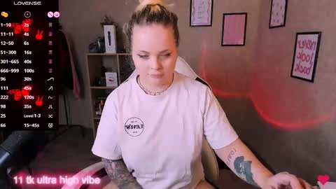 Snapshot of marcelinepeach chatting on 02-23-25, 02:04 Sara online show from 02-23-25, 02:04