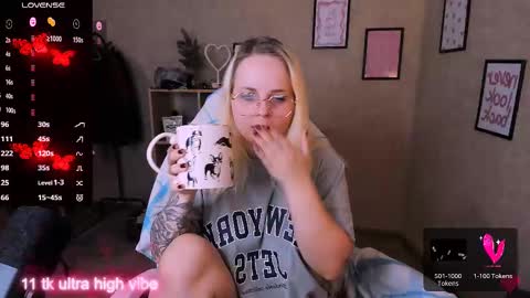 Snapshot of marcelinepeach chatting on 03-01-25, 06:32 Sara online show from 03-01-25, 06:32