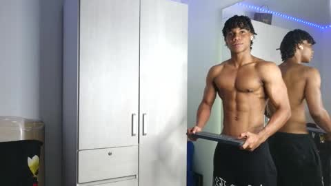 Snapshot of marcelo_dosantos77 chatting on 09-30-25, 01:43 MARCELO online show from 09-30-25, 01:43