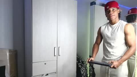 Snapshot of marcelo_dosantos77 chatting on 10-23-25, 02:27 MARCELO online show from 10-23-25, 02:27