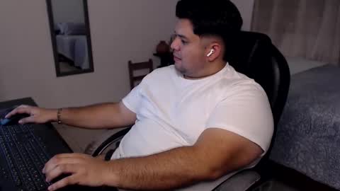 Snapshot of marcobearson chatting on 03-16-26, 10:14 Marcos online show from 03-16-26, 10:14