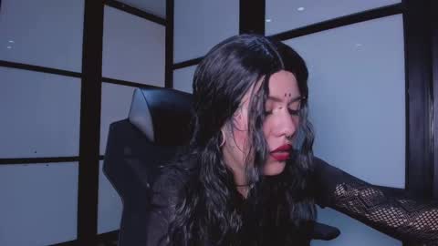 Snapshot of mariam_noir chatting on 10-31-25, 07:04 mariam_noir online show from 10-31-25, 07:04