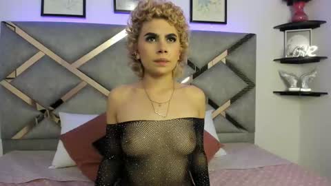 Snapshot of marian_pinzon chatting on 02-28-25, 02:42 Marian online show from 02-28-25, 02:42