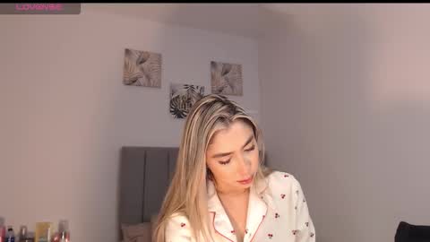 Mariana online show from 03-18-26, 02:47