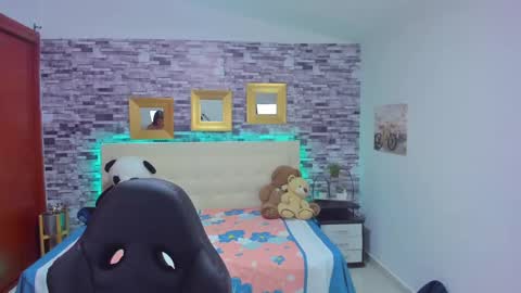Snapshot of marianaxxx__ chatting on 12-17-24, 10:43 Mariana online show from 12-17-24, 10:43