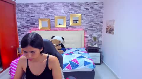Snapshot of marianaxxx__ chatting on 02-20-25, 12:41 Mariana online show from 02-20-25, 12:41