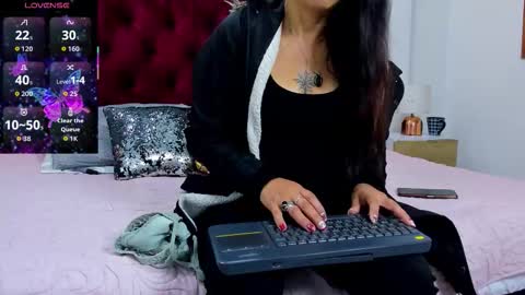 Marianee Rousse  online show from 12-15-25, 11:36