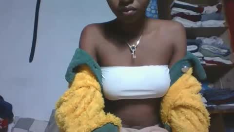 Snapshot of marinagold69 chatting on 05-16-26, 01:24 marinagold69 online show from 05-16-26, 01:24