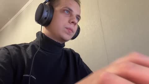 Snapshot of maroooa chatting on 12-16-25, 06:35 Marko online show from 12-16-25, 06:35