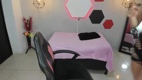 Snapshot of martinaclark chatting on 01-15-25, 07:37 Martina online show from 01-15-25, 07:37