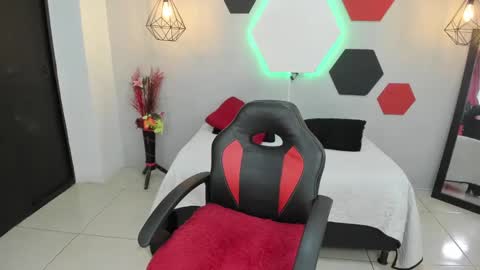 Snapshot of martinaclark chatting on 01-20-25, 07:15 Martina online show from 01-20-25, 07:15