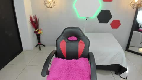 Snapshot of martinaclark chatting on 02-15-25, 07:27 Martina online show from 02-15-25, 07:27