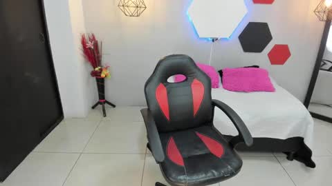 Snapshot of martinaclark chatting on 02-19-25, 03:28 Martina online show from 02-19-25, 03:28