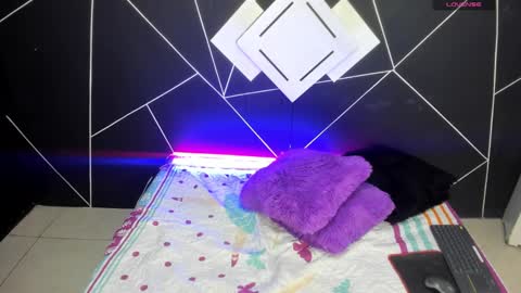 Snapshot of martinaclark chatting on 02-20-25, 07:55 Martina online show from 02-20-25, 07:55