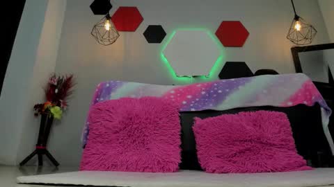 Snapshot of martinaclark chatting on 09-28-25, 03:45 Martina online show from 09-28-25, 03:45