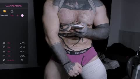 Snapshot of master_oil chatting on 01-11-25, 03:31 Huge Alex online show from 01-11-25, 03:31