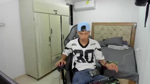 Snapshot of masteralda09 chatting on 05-19-26, 01:56 Alpha junior online show from 05-19-26, 01:56