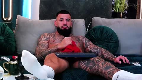 Snapshot of masterkingofmuscle chatting on 01-28-25, 01:05 masterkingofmuscle online show from 01-28-25, 01:05