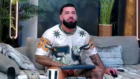 Snapshot of masterkingofmuscle chatting on 11-11-25, 07:30 masterkingofmuscle online show from 11-11-25, 07:30