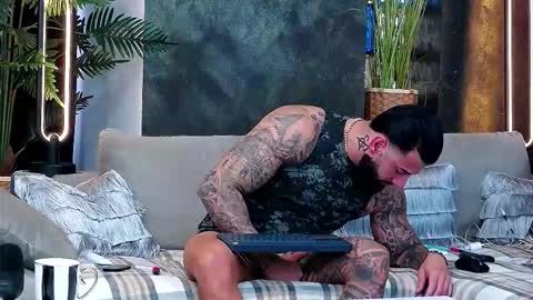 Snapshot of masterkingofmuscle chatting on 11-18-25, 07:35 masterkingofmuscle online show from 11-18-25, 07:35