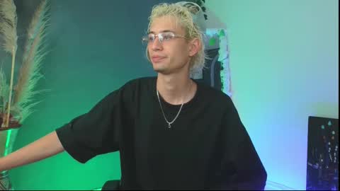 mattias     online show from 09-27-25, 03:00