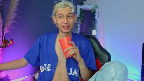 mattias     online show from 10-12-25, 06:12