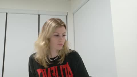 Snapshot of mattisux chatting on 10-13-25, 05:18 Matti Mars online show from 10-13-25, 05:18