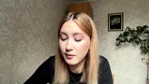 Snapshot of maudiesikes chatting on 07-18-26, 09:24 Mia online show from 07-18-26, 09:24