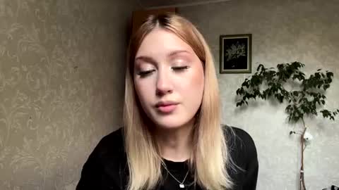 Snapshot of maudiesikes chatting on 07-23-26, 03:32 Mia online show from 07-23-26, 03:32