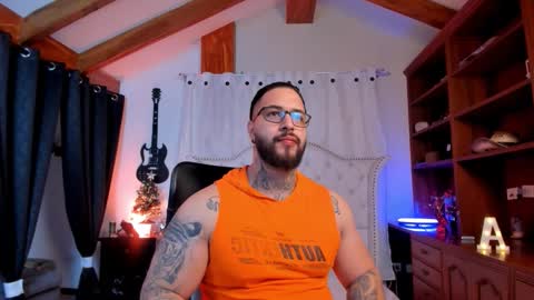 Snapshot of max_dic1 chatting on 11-30-25, 11:14 max D. online show from 11-30-25, 11:14